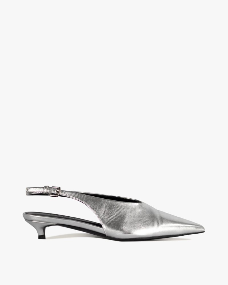 Low slingback heel in silver 