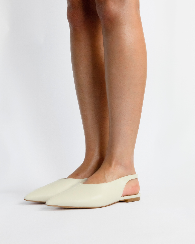 Delilah in ivory side view 